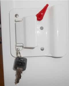outdoor-shower-door-handle-with-keys
