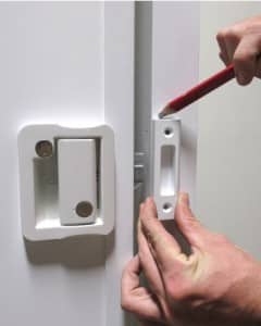 installing-outdoor-shower-door-handle